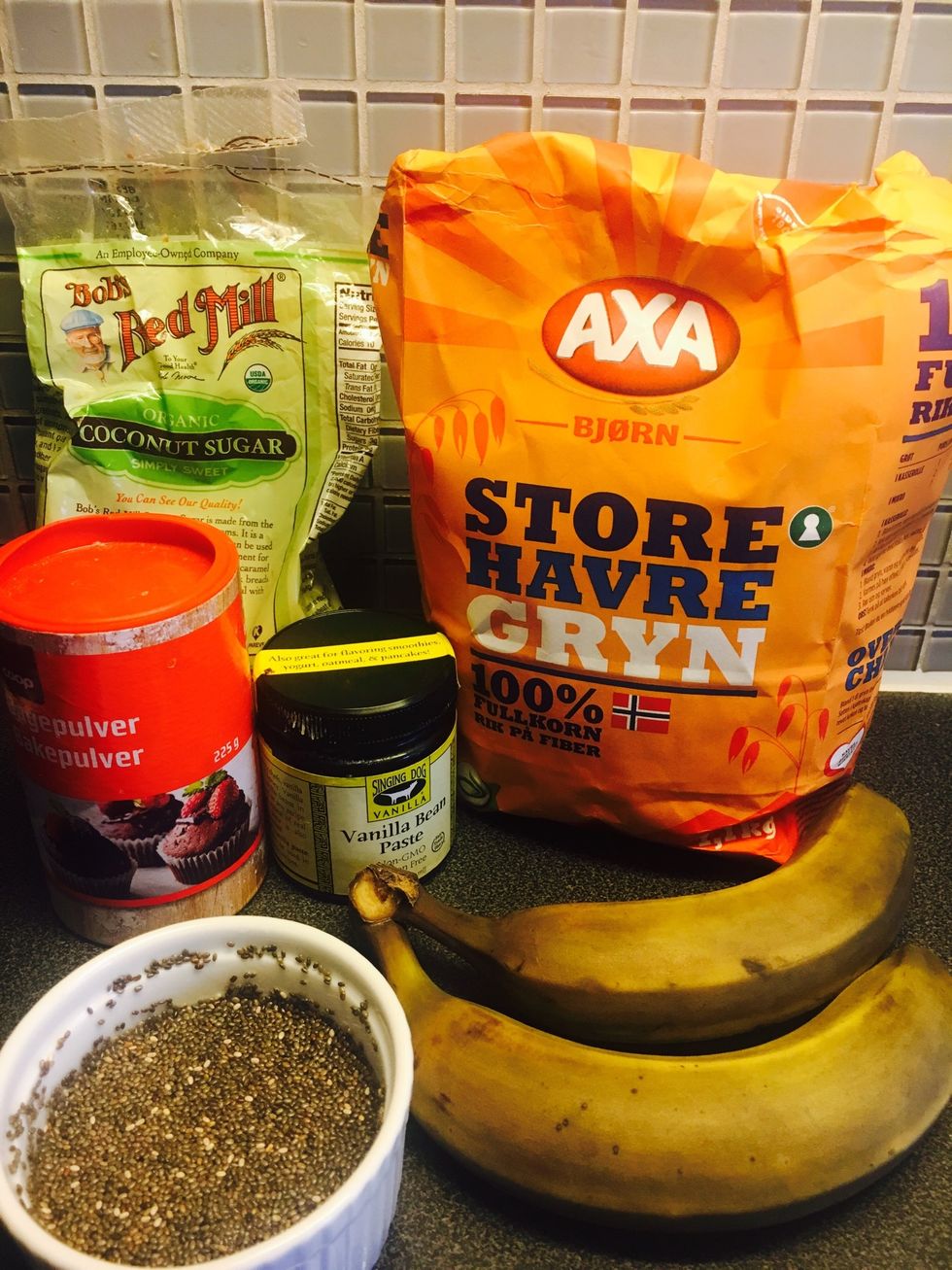 Ingredients: oats, baking powder, ripe bananas, coconut sugar, chia egg, vanilla bean paste