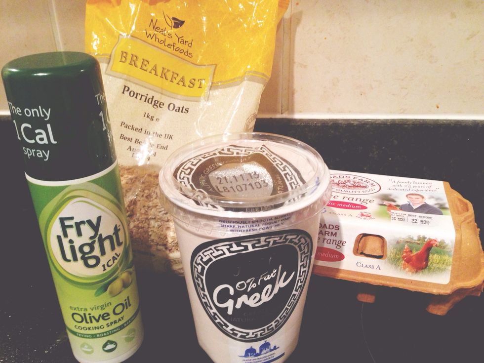 Ingredients: oats, egg, low fat greek yogurt, fry light (for the pan)