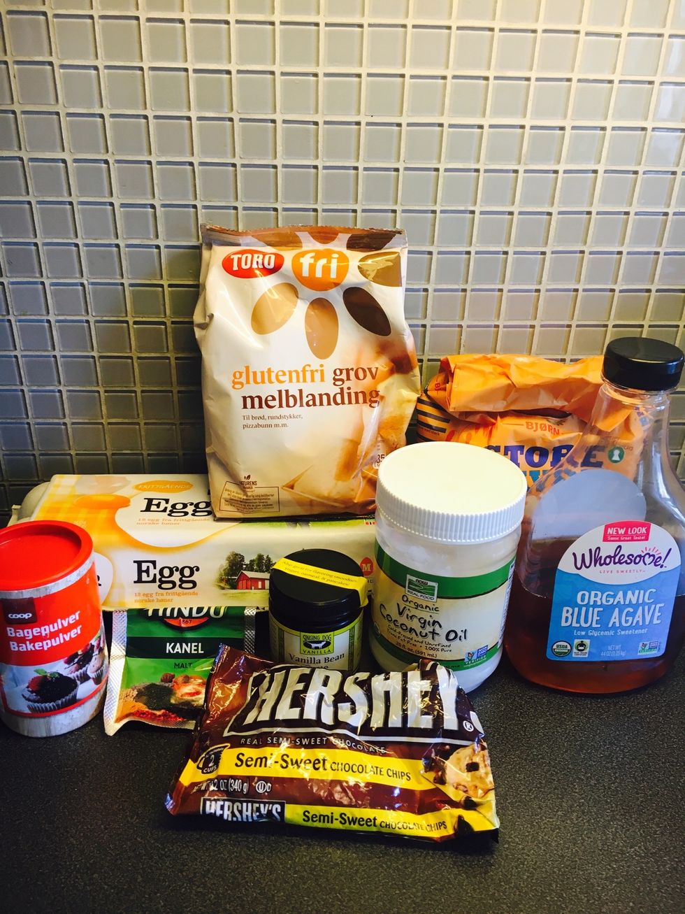 Ingredients: oats, whole wheat gf flour, baking powder, agave sirup, coconut oil, cinnamon, vanilla bean paste, eggs