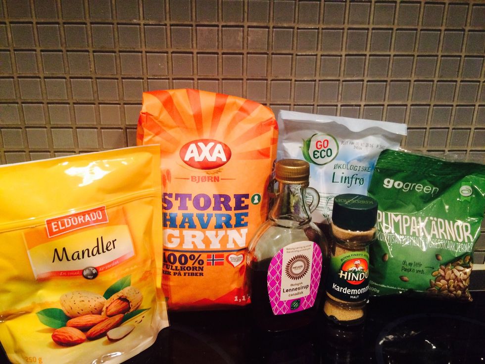 Ingredients: porridge oats, flax seeds, pumpkin seeds, almonds, wholefood/eco-friendly maple sirup, ground cardamom