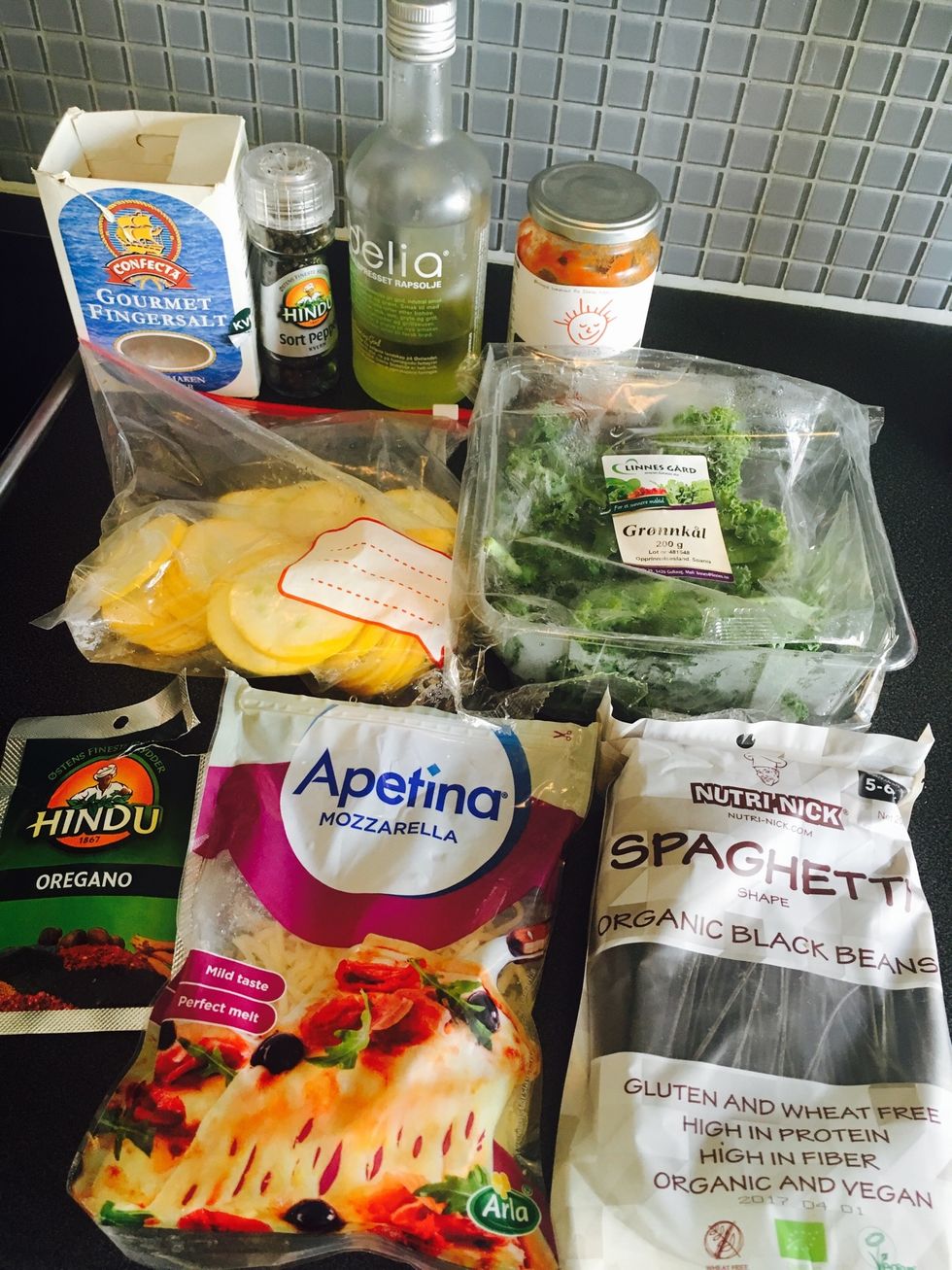 Ingredients; rapeseed or olive oil, shredded mozzarella, tomato sauce, oregano, black bean (or other protein spaghetti like for example skinny noodles), summer squash, salt, pepper, kale
