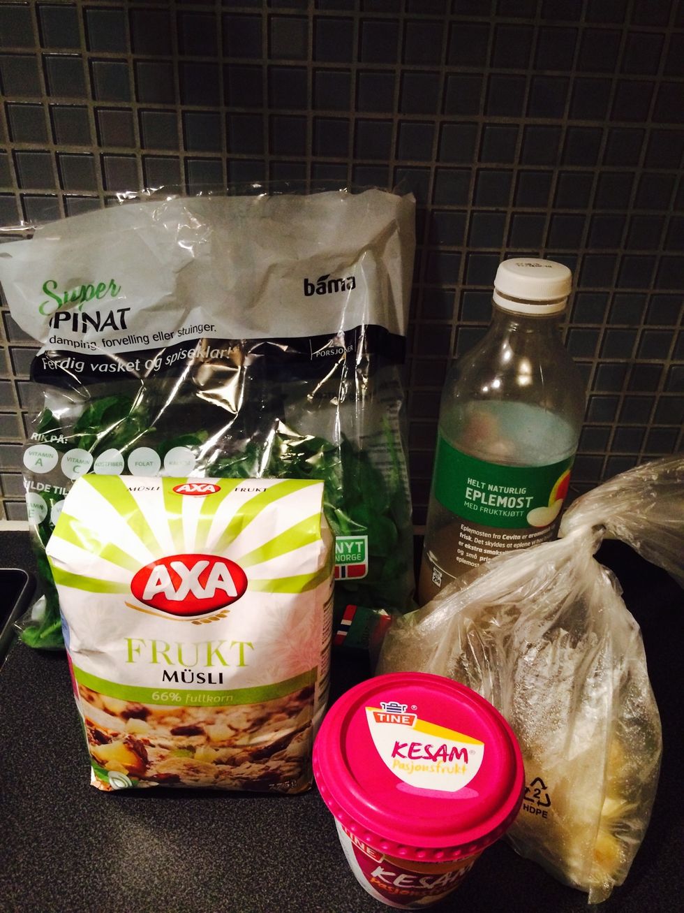 Ingredients: spinach, bag of frozen banana, passion fruit quark, apple juice, breakfast cereal.