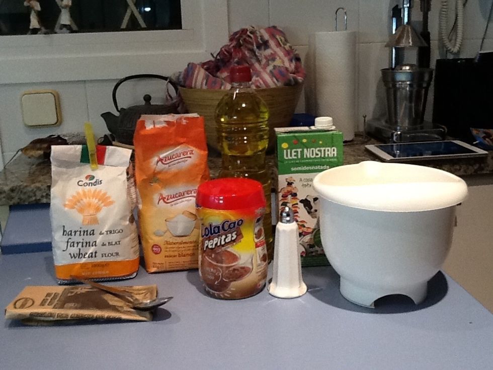 Ingredients: sucre, farina, llet, oli, 1 ou, colacao, sal, xocolata.