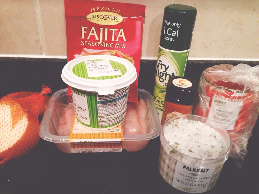 Ingredients: sweet potato, onion, fajita Spice, chicken, garlic sea salt, fry light, low fat cottage cheese w/ onion&chives, salsa to serve