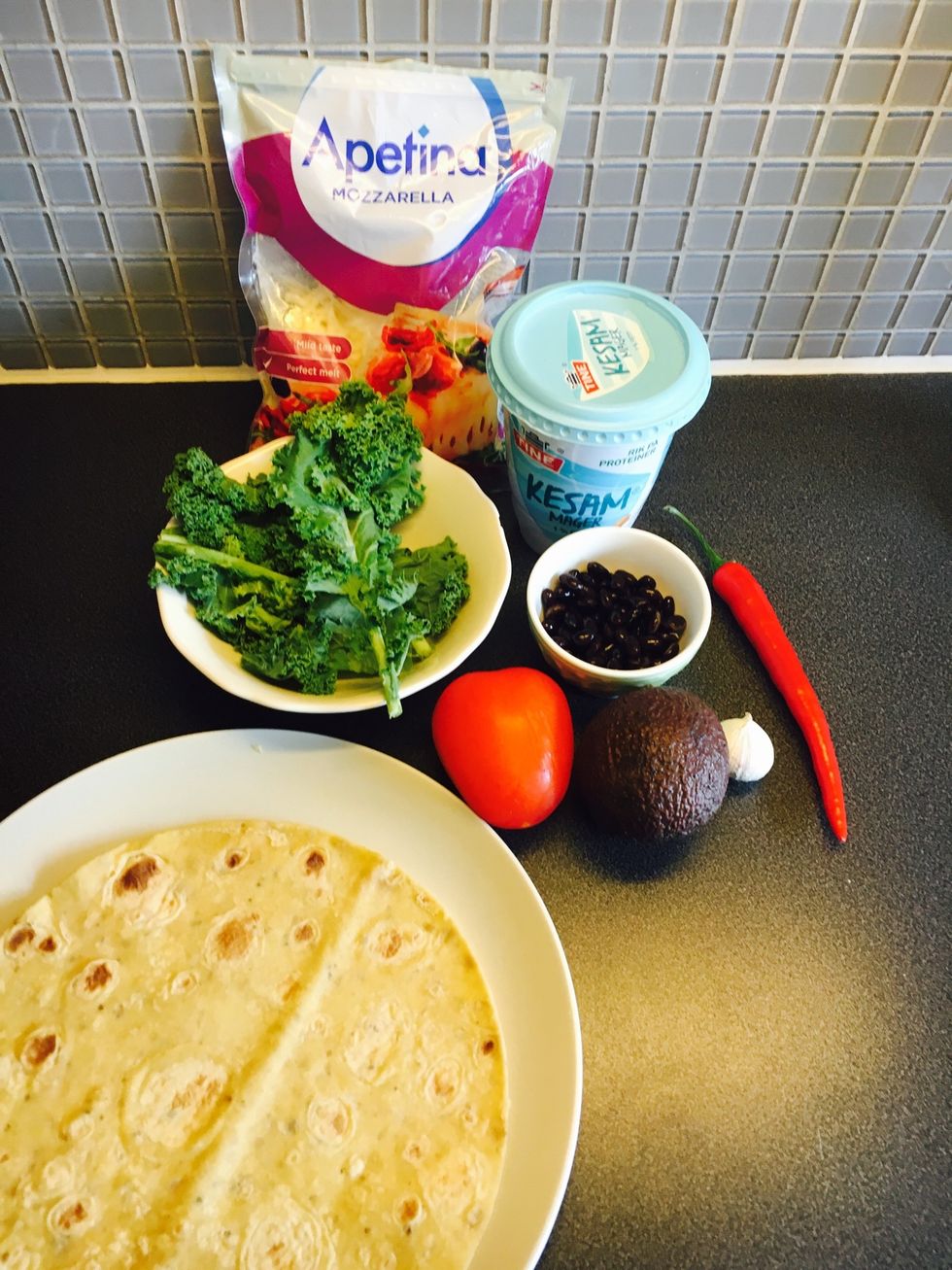 Ingredients: tomato, red chilli, garlic, kale, corn tortilla, quark, light shredded cheese, black beans