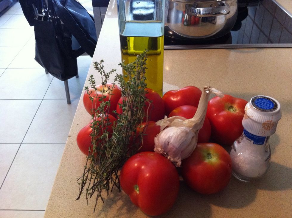 Ingredients: tomatoes, garlic, thyme, olive oil and salt