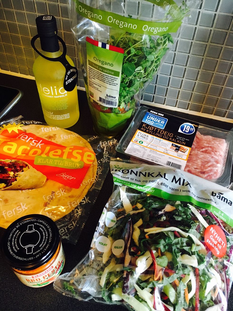 Ingredients: turkey/chicken mince, corn wraps, oregano (fresh), chili and tomato pesto/chili paste , kale mix/other vegetable mix you like , rapeseed oil