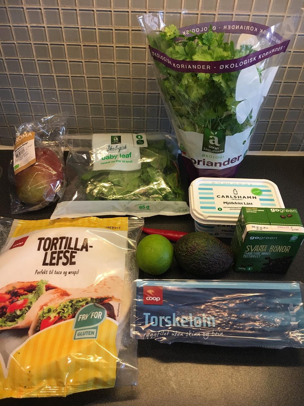 Ingredients: whole wheat & gf tortilla wraps, mango, red chili, lime, coriander,white fish filet, black beans, vegan butter for frying, babyleaf salad mix