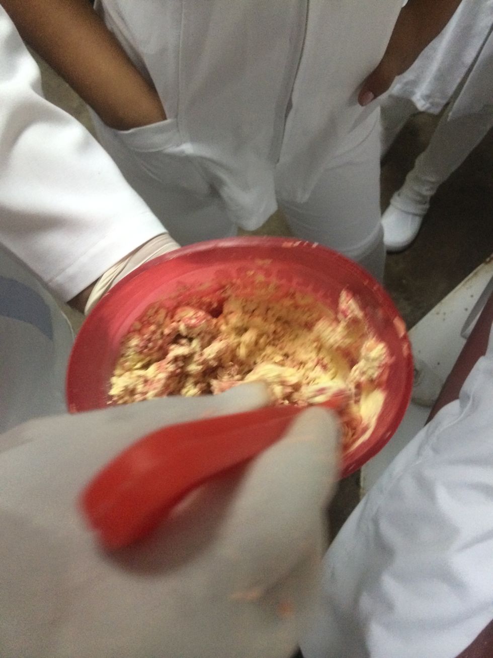 Inicie la mezcla de agua y alginato con movimientos circulares rapidos para unir ambos elementos