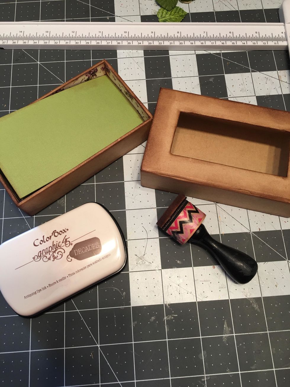 Ink all the edges of the base of the matchbox and the lid.