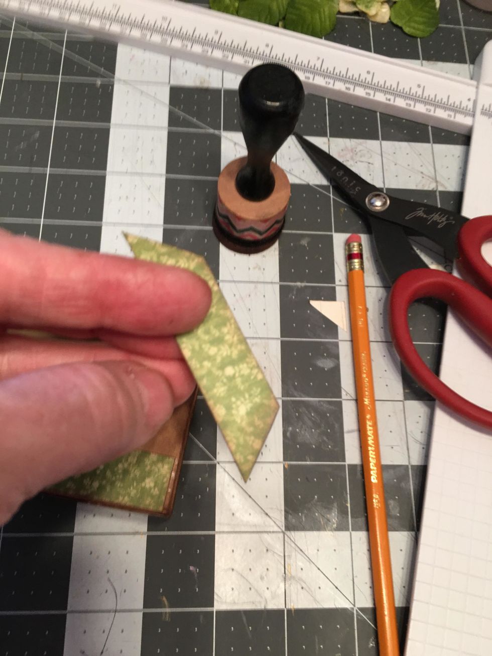 Ink the angle cut ends of the two side paper pieces.