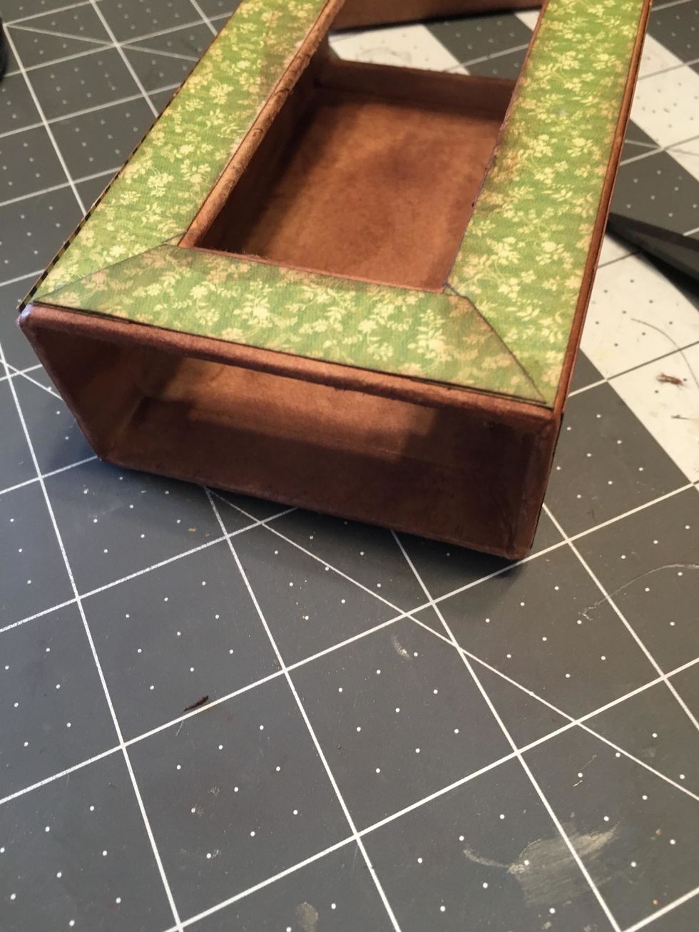 Ink the inside of the tray as shown. You may need to use a tissue or cloth to reach all the way in to the center of the tray from both ends.