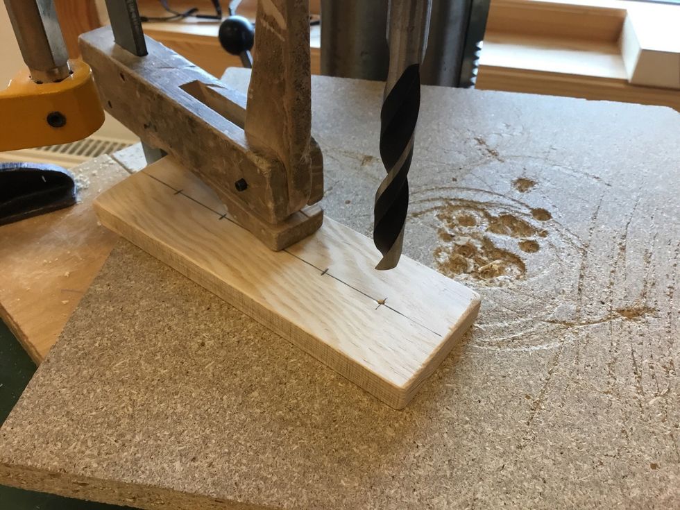 Innan du g\u00f6r detta steg ska l\u00e4raren ha en genomg\u00e5ng. Borra 5 h\u00e5l med 10 mm borr. Borra inte rakt igenom tr\u00e4biten. Dra inte f\u00f6r fort i handtaget utan ta det lugnt.