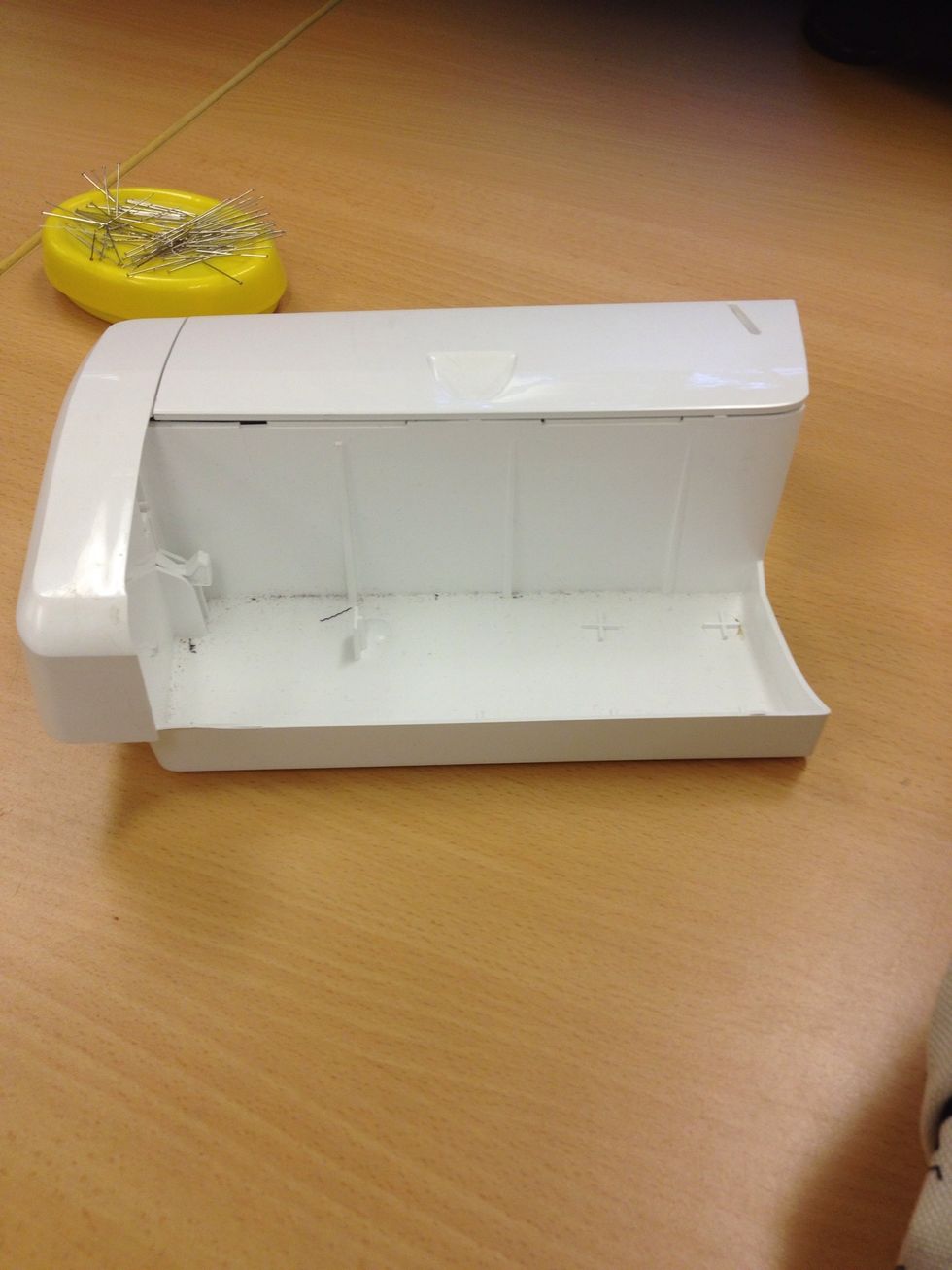 Innan du syr stickningen p\u00e5 andra sidan av dragkedjan s\u00e5 tar du bort redskapsl\u00e5dan f\u00f6r att f\u00e5 friarm p\u00e5 maskinen.