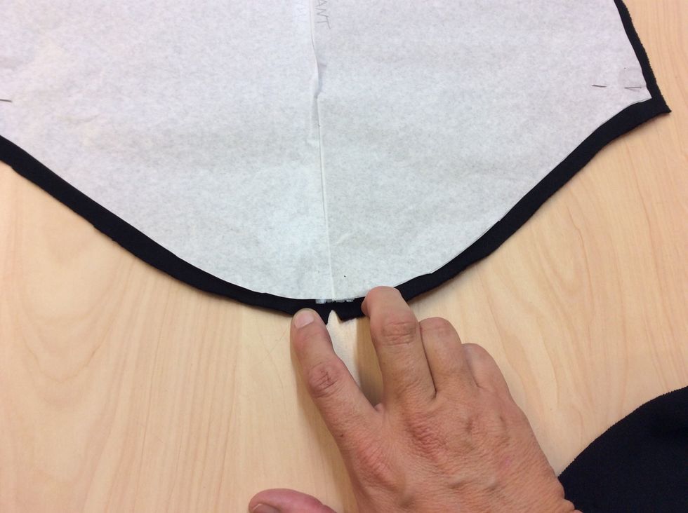 Innan du tar av m\u00f6nsterpappret s\u00e5 klipp ett jack (2-3mm) precis d\u00e4r du tejpat uppe p\u00e5 \u00e4rmkullen.