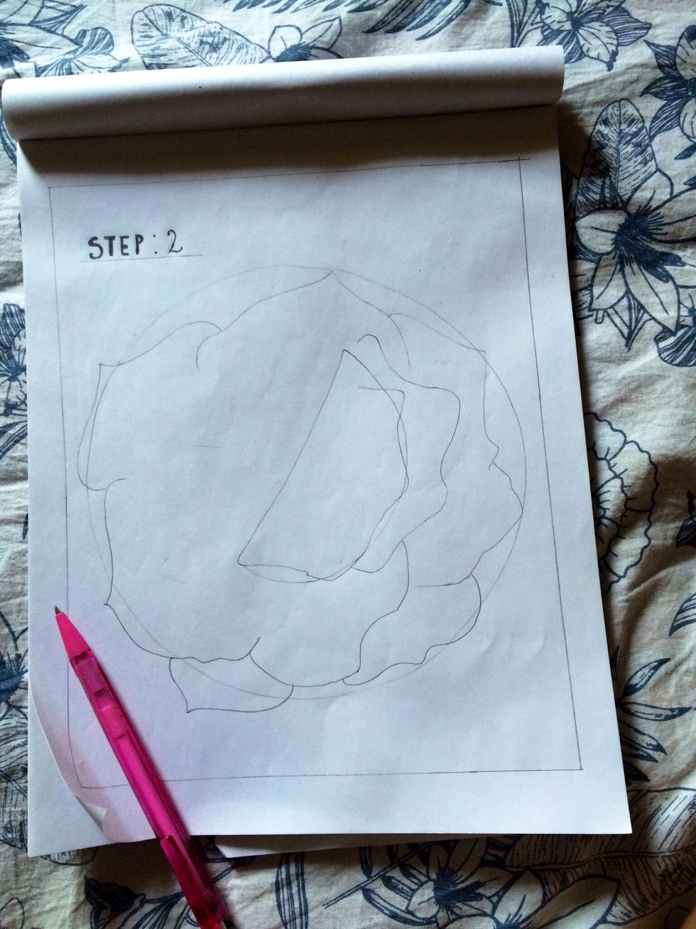 Inner petals are curved around D shape.