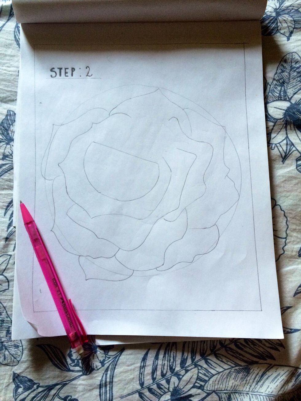 Inner petals are curved around letter D shape.