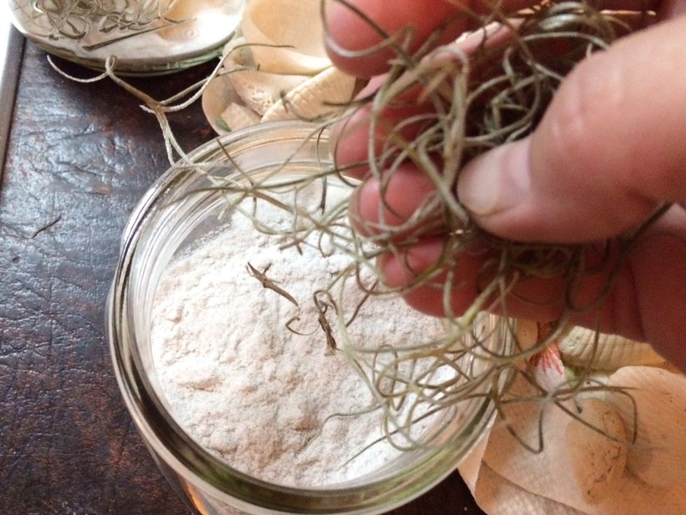 Insert in jar to the side.