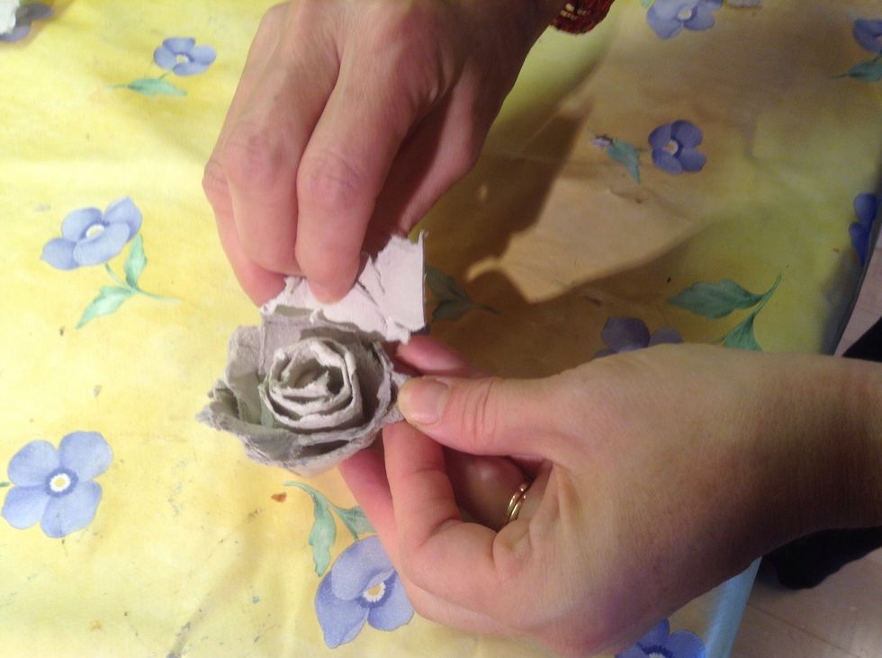 Insert more carton shreds into the nest to form more petals and to make the wrap tighter.
