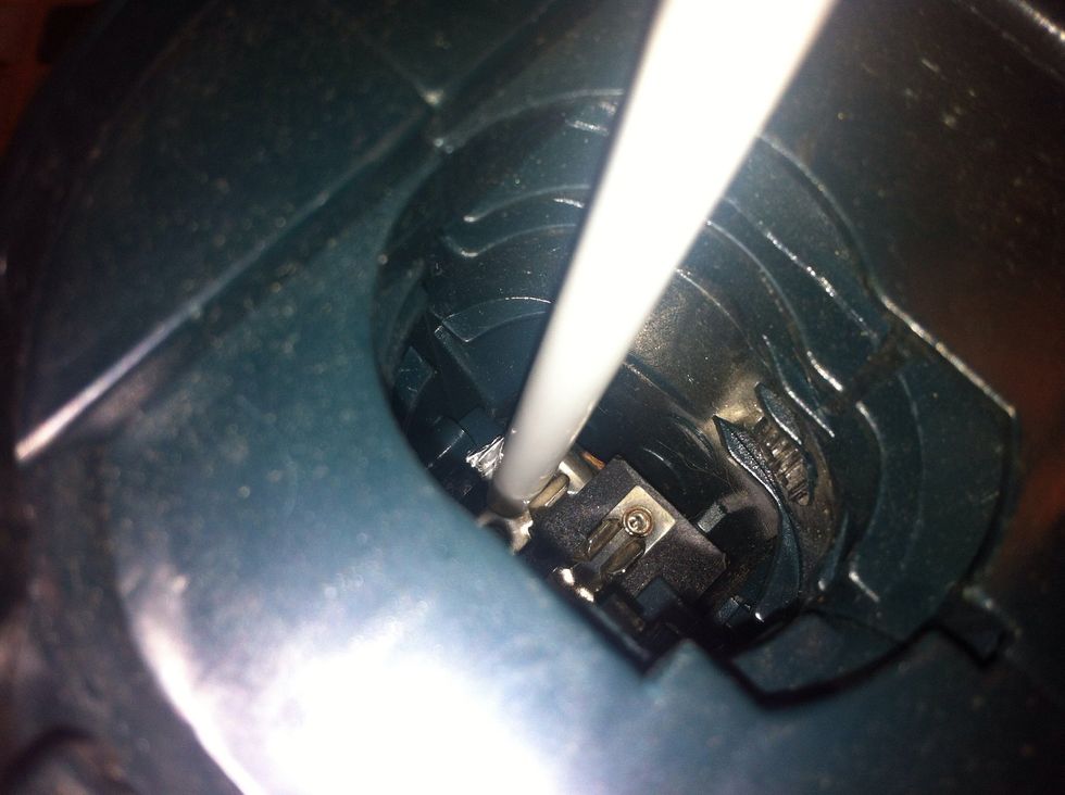 Insert one of the straw/foil wires and slide it onto one of the prongs making sure the foil is making contact with the metal clip.