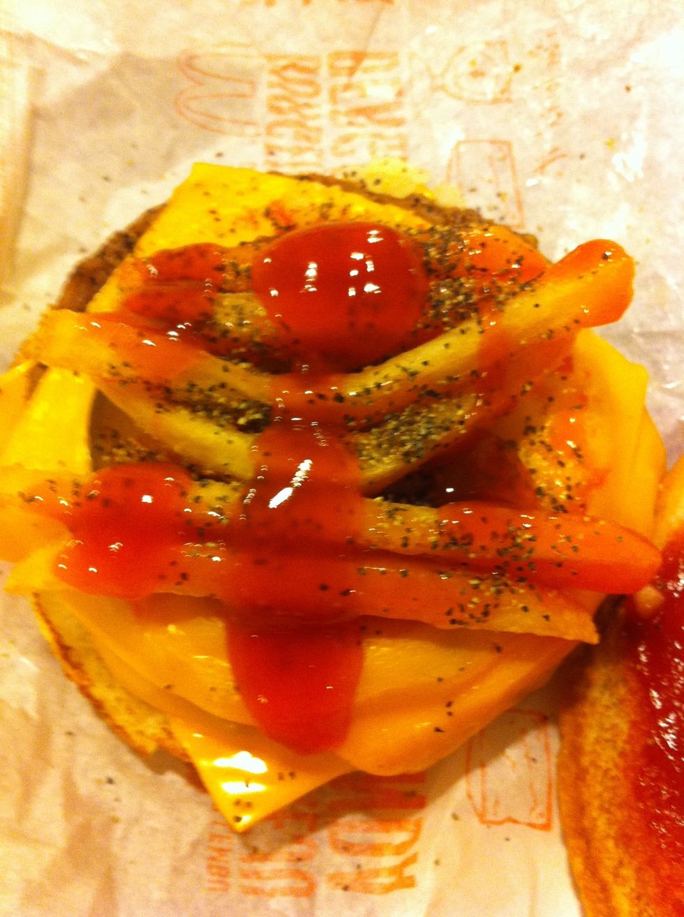 Insert pepper and tomato sos. Above fries. Above cheese.