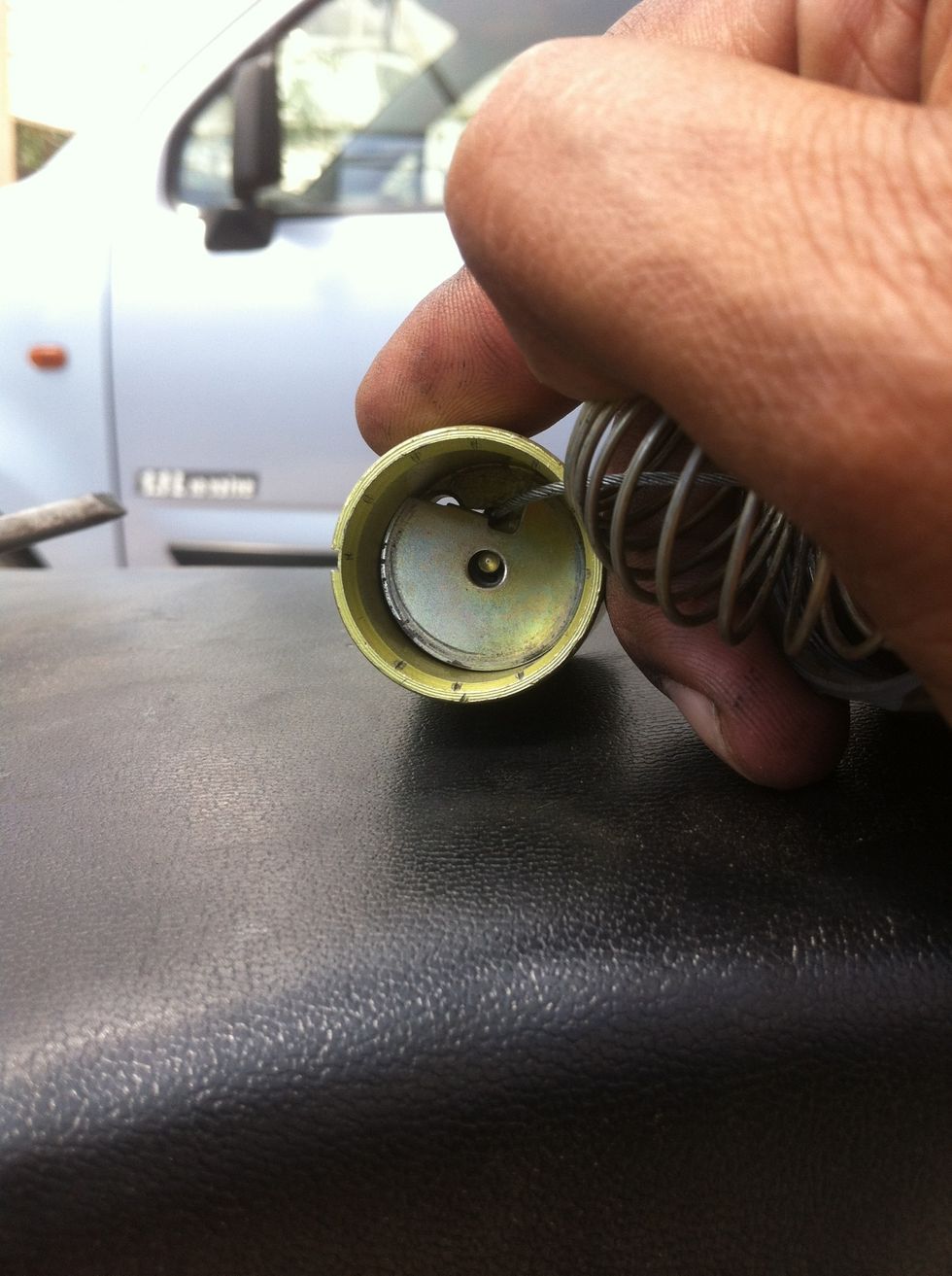 Insert the cable holder clip with the bent edge towards the piston bottom.