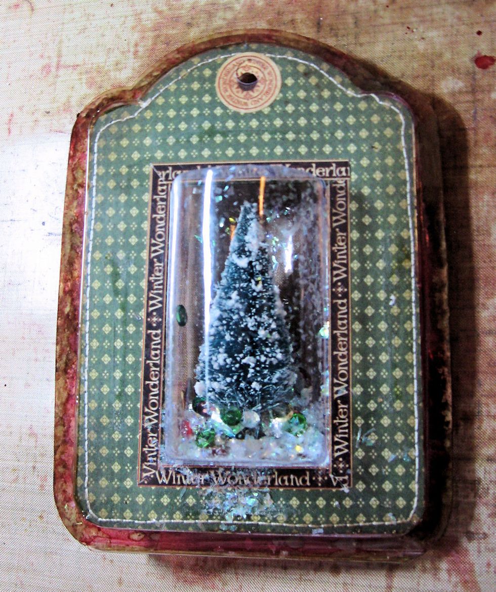 insert the decorated window tag. Peel off the tape liner and carefully press the the packaging shut. Tap the edge with Red Pepper, Pesto and Gold Alcohol Ink, if desired.