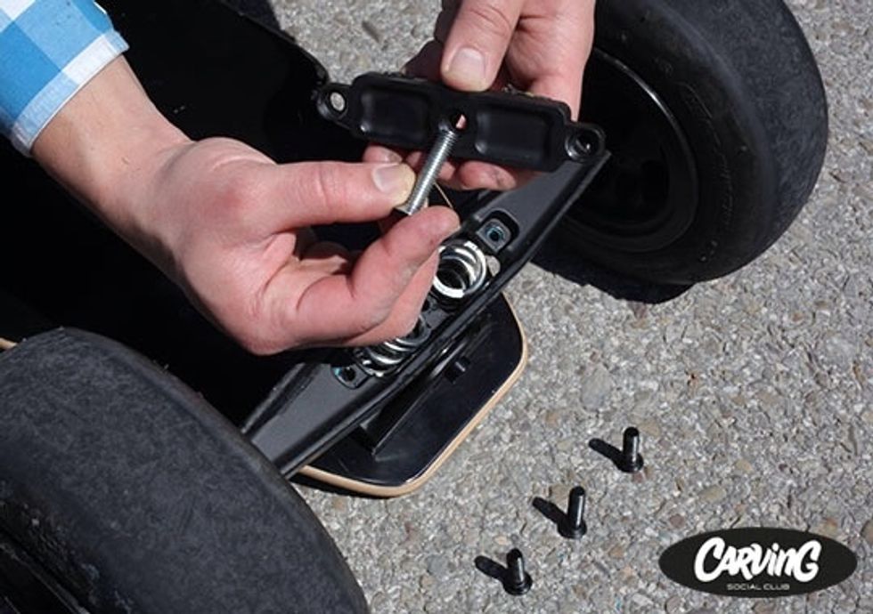 - Insert the long silver bolt in the center hole of the hatch. / - Introduce el tornillo largo plateado en el orificio central de la tapa.