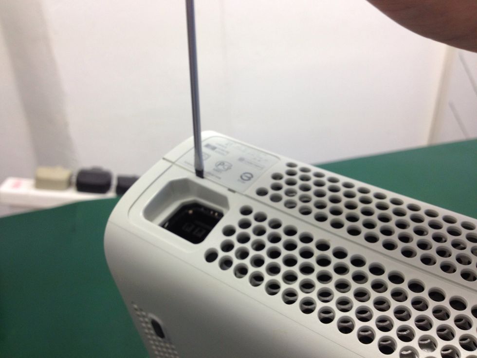 Insert the screwdriver as shown and with a (little) force push down until you hear a click.