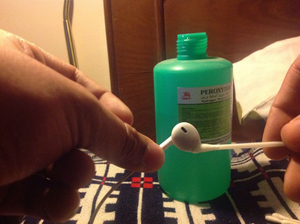 Insert the soaked qtip like that and rotate it, smoothly for 5 seconds and than make it rest for 2-3 minutes . . .