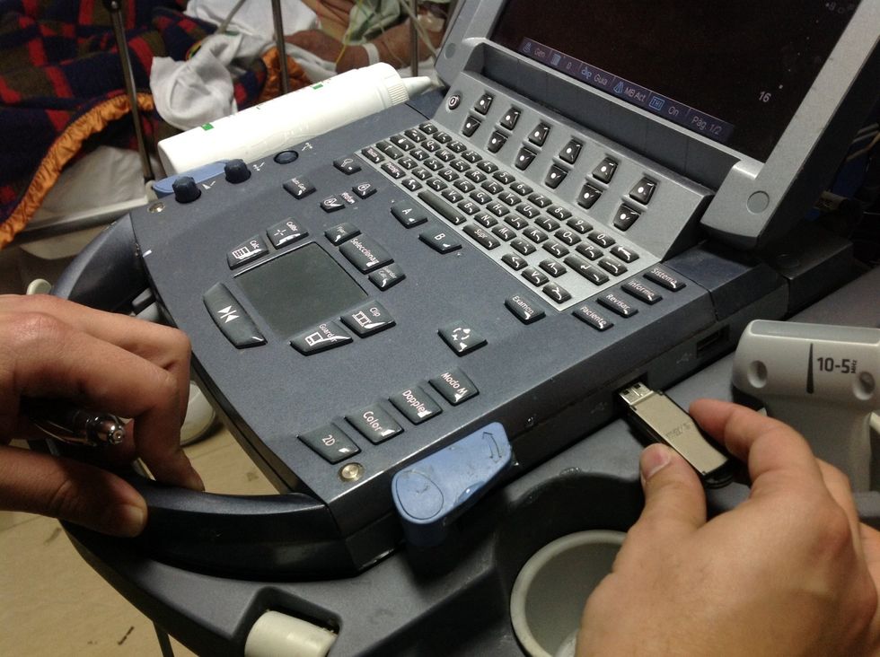 Insertar Pendrive en una de las ranuras