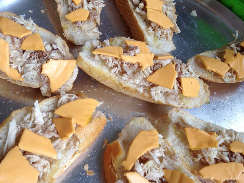 Insira peda\u00e7os de cheddar.