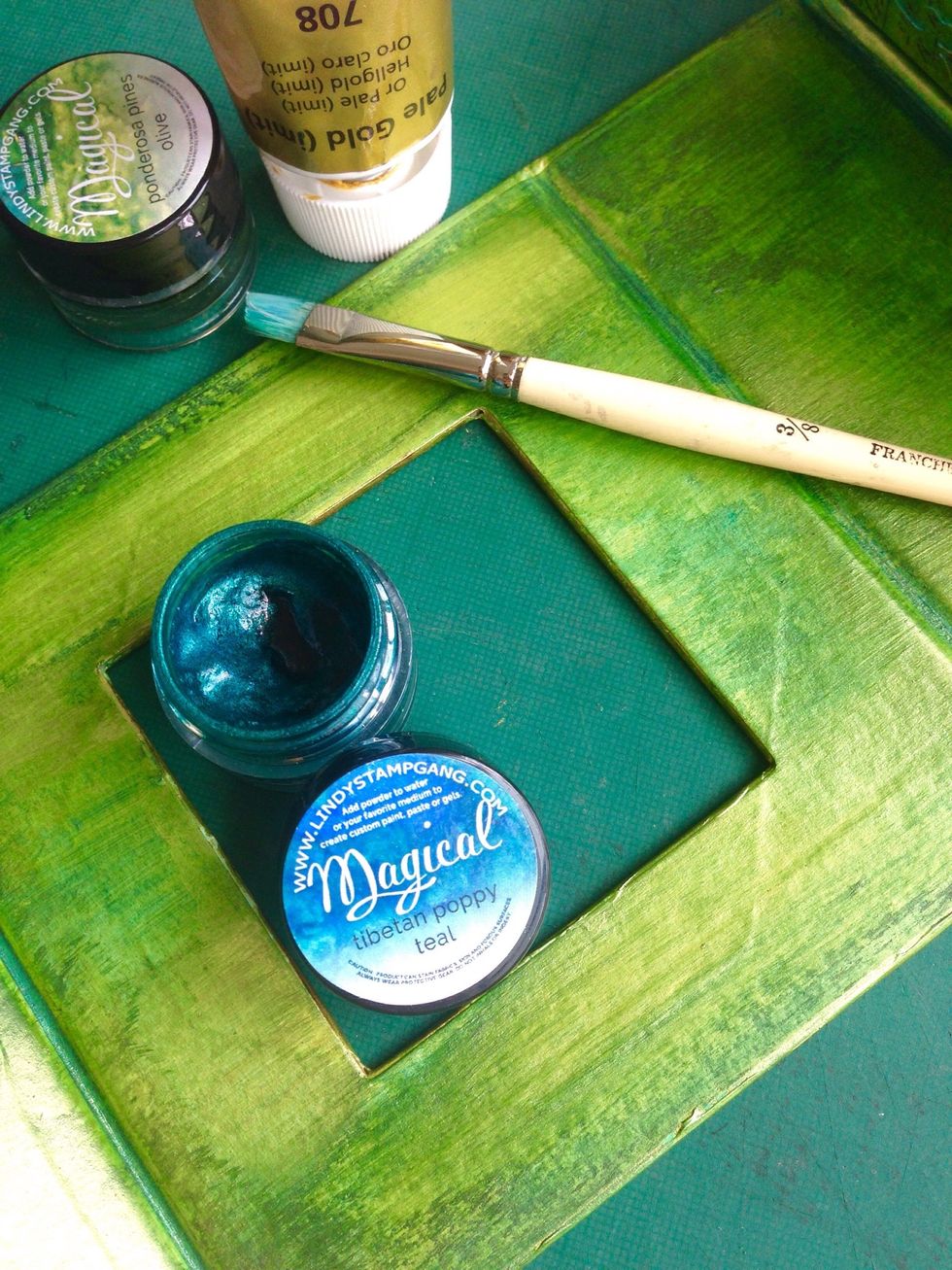 Intensify and distress the inside using some LSG magicals... I'm using Ponderosa Pines Olive & Tibetan Poppy Teal here...