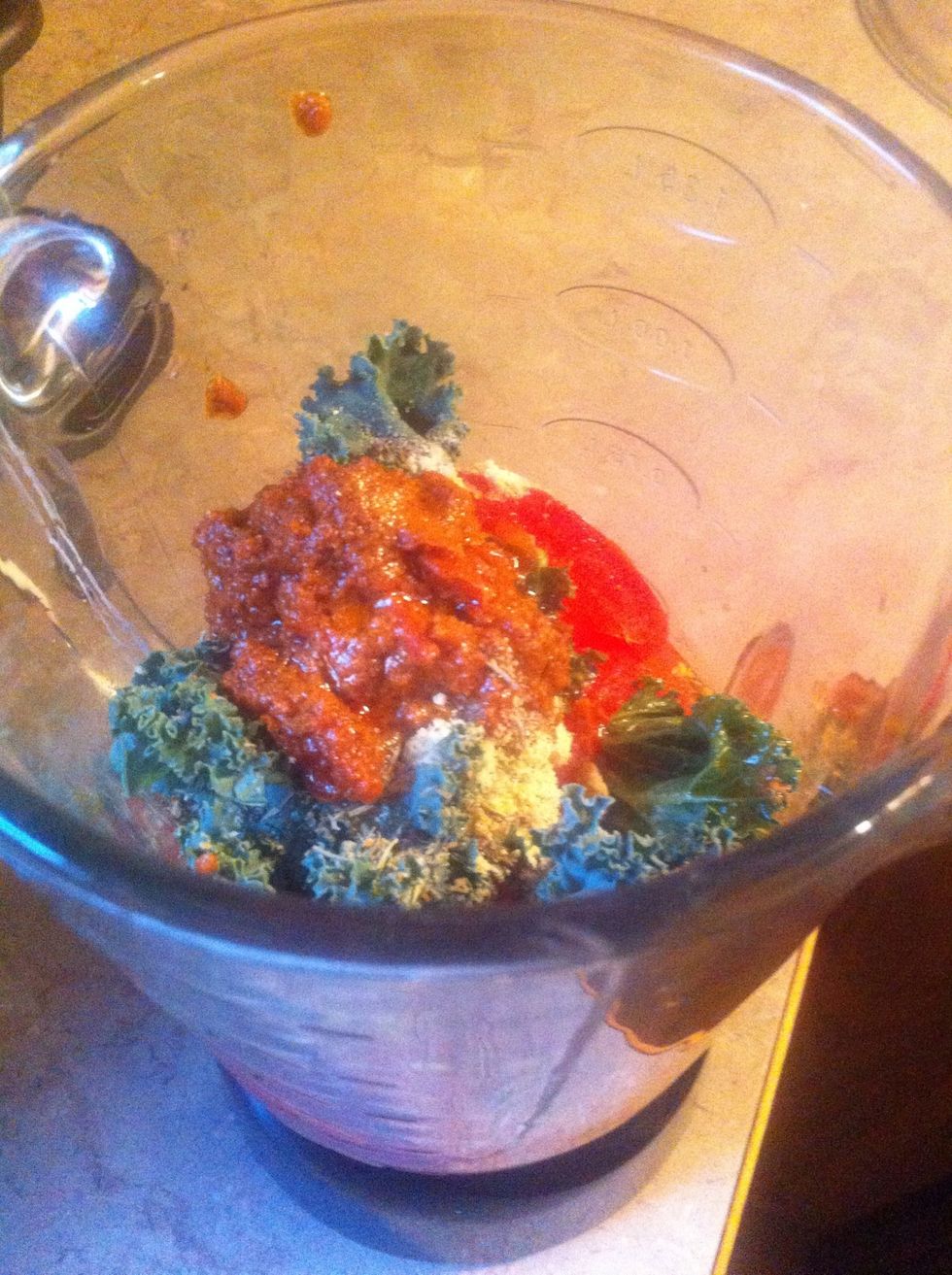 Into the blender goes: 3 whole tomatoes, 1/2 cup kale, fresh garlic, 1 tablespoon sun-dried tomato pesto, 1tsp onion powder, 2tsp Italian herbs, 1cup chicken stock, salt & pepper to taste. Blend 1 min