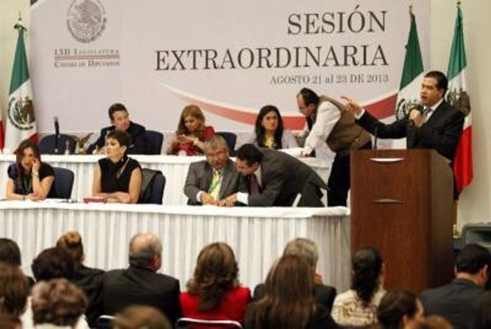 Investigar a los diputados y senadores del pa\u00eds y cu\u00e1l es la ideolog\u00eda de sus partidos, para poder saber en d\u00f3nde se basan en sus decisiones.