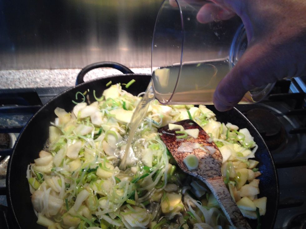 Invite apple juice and vinegar to the frying pan. Simmer for 2 min.