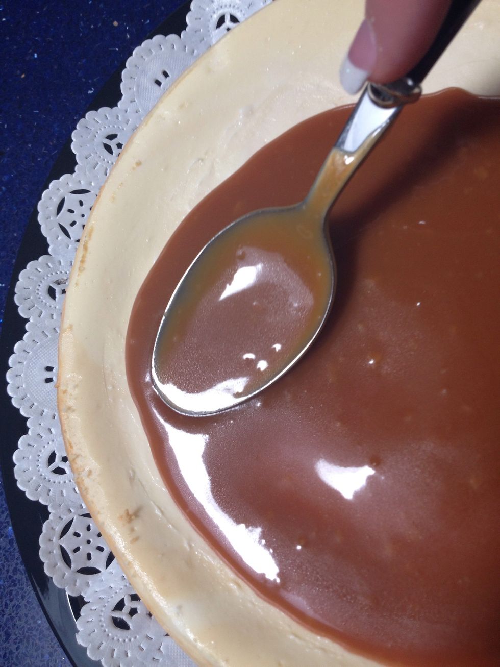 Is the spoon to push the caramel up to the edge so that you have an even circle