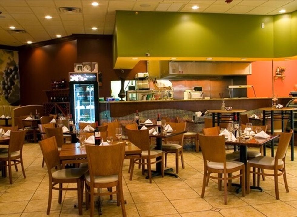 Islas Canarias restaurante fue establecido en 1972 por un inmigrante Cubano familia con una historia desde su tierra natal en el negocio de restaurante.