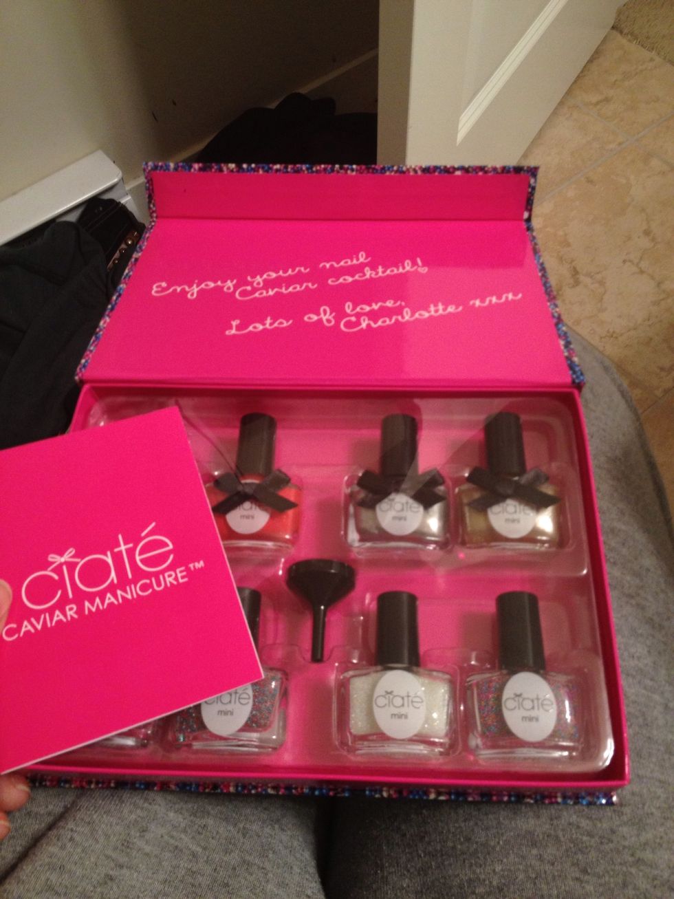 It comes with 4 base colours, 4 pearl colours, and all things you will need.