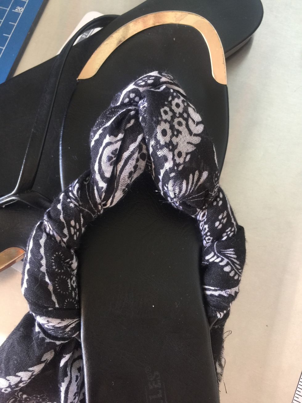 It ends like this you have to twist the scarf to look like this