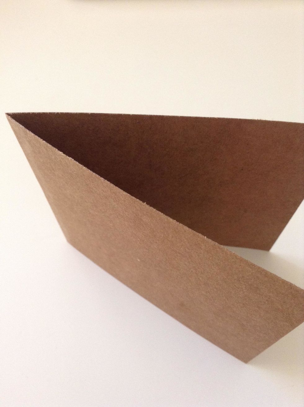 It is important that the card have a horizontal aspect to make the most effective use of the pop-up. Now you fold de card by the middle.