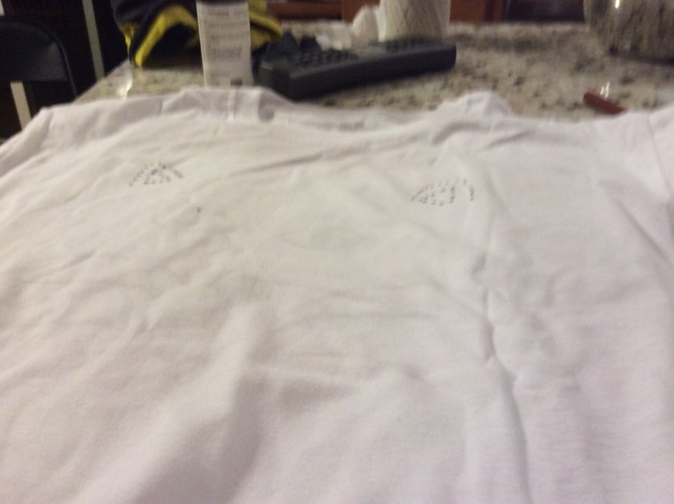 It is optional to do the outline on the shirt with dots or straight lines .