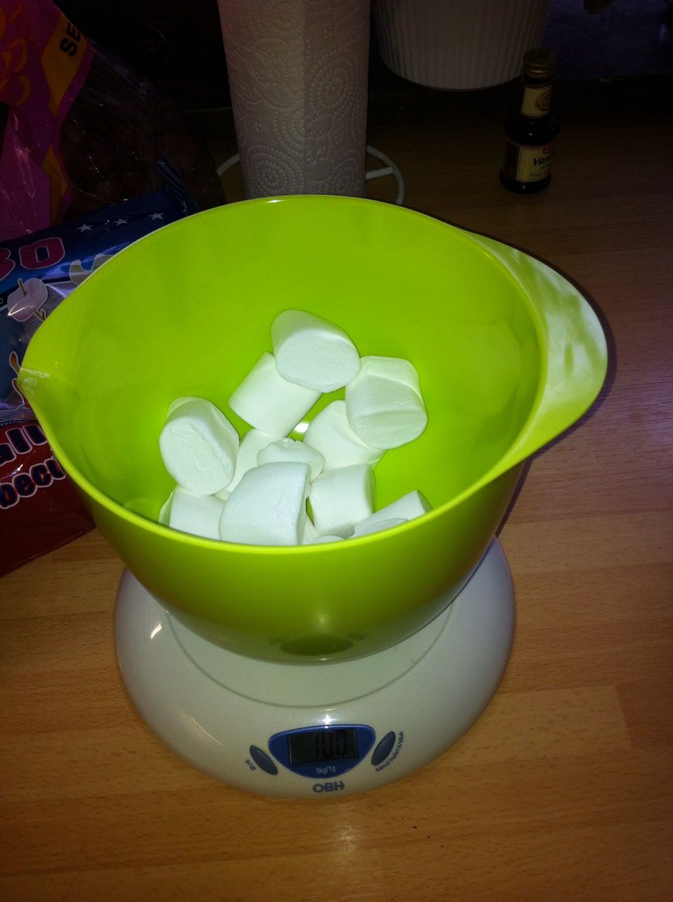 It is time to make the fondant. Put 100 g. of marshmallows in a bowl and add 1 tablespoon of oil and 1 tablespoon of water. Cook it in a microwave for about 1 minute at the highest watts possible.