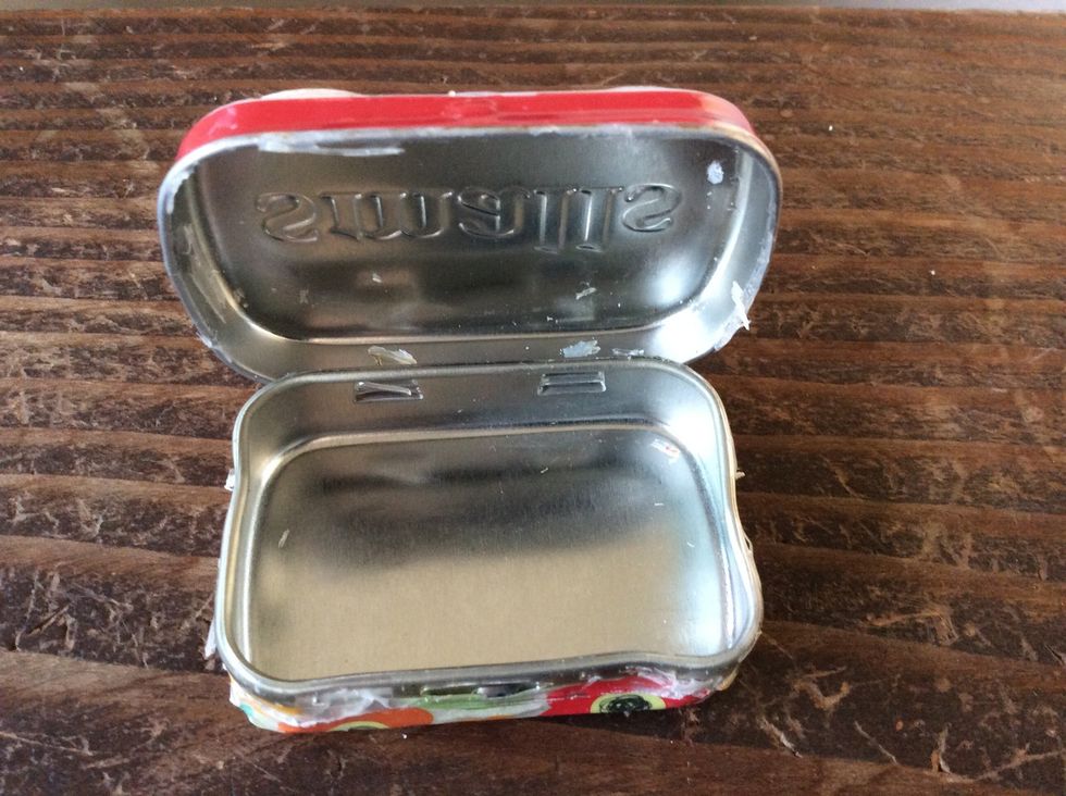 It's a good idea to coat your tin while open and face down so glue doesn't drip in to hinges and edges, making it difficult to open after drying.
