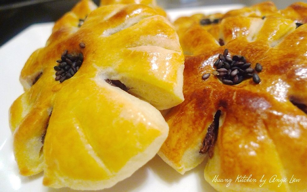 It's a perfect choice mooncake for the Mooncake Festival to add varieties to the standard traditional mooncakes that we always have. SO ... ENJOY!