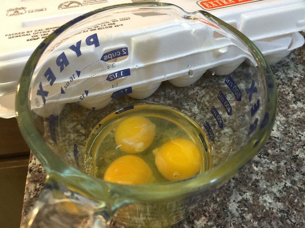 It's easiest to mix the eggs and milk in a two cup measuring cup!