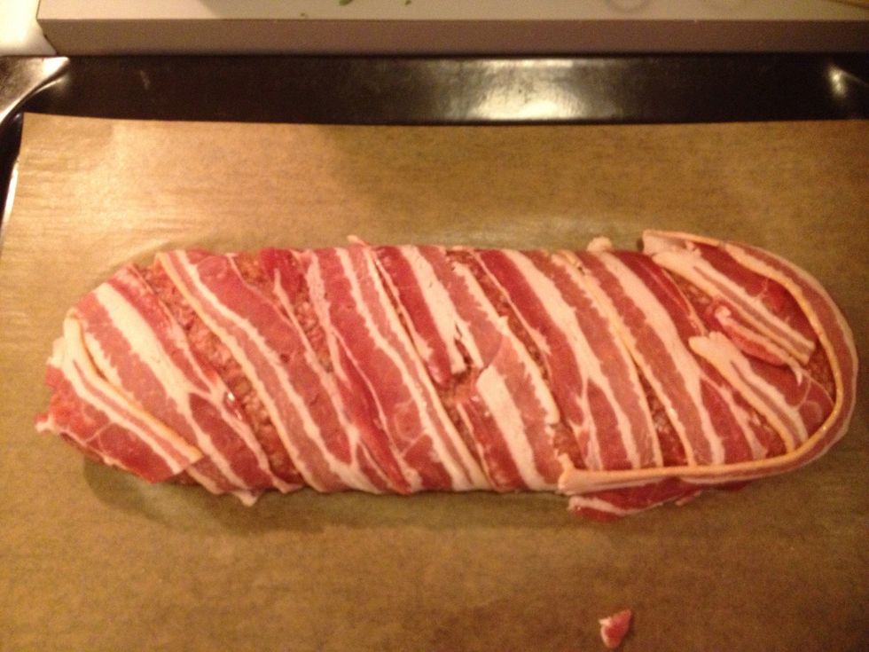 It's now ready to put in the oven. Turn it on to 180 degrees Celsius. The meatloaf needs about 30 minutes in the oven.