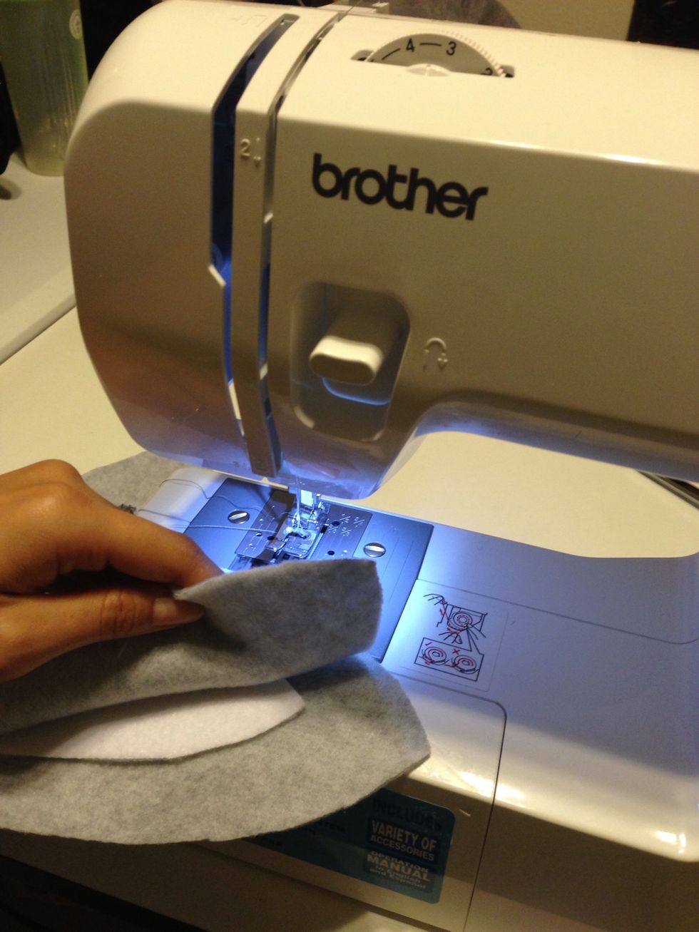 It's sewing time ! I have here a brother heavy duty. Changed the thread to grey. Get ready to sew the ears, member the white should be on the inside.