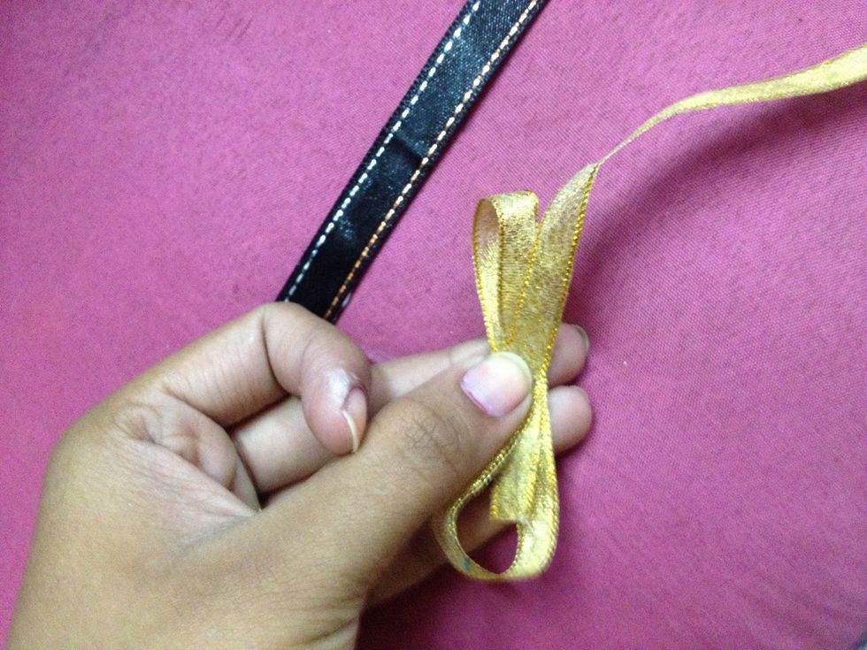 It's the easiest way to make a now..just like tying a shoe lace ..make 2 bunny ears first then make another pair and one more pair n staple it together