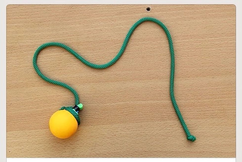 It seems like this and other end tie a knot loose so that it can rotate in ur fingers